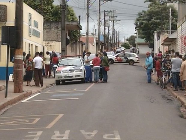Revoltados, moradores se concentraram em frente à delegacia (Foto: Reprodução / TV TEM)