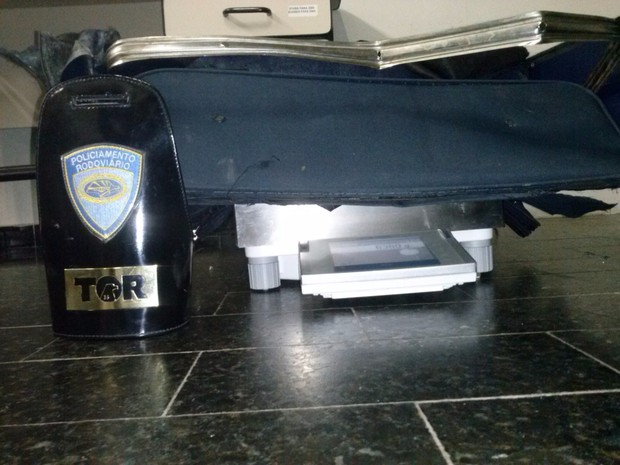 Droga estava no fundo falso de uma mala (Foto: Polícia Rodoviária / Divulgação)