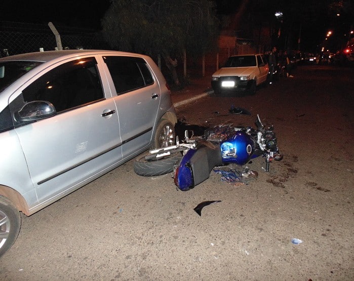 Motociclista colidiu contra dois veículos (Foto: Diego Di Paula/AssisNews)