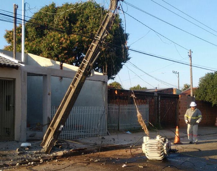 Veículo bateu em um poste e capotou (Foto: Cedido)
