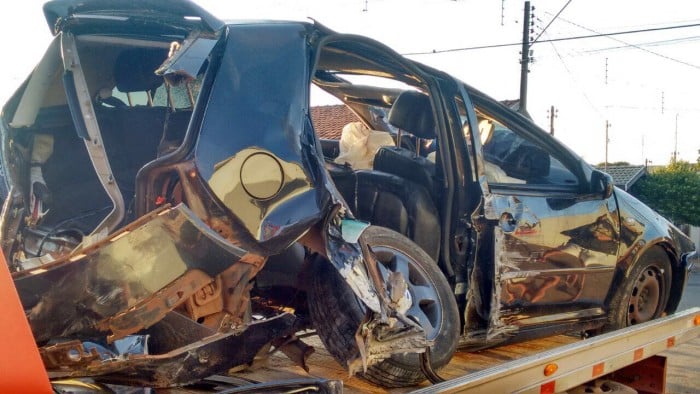 Carro ficou destruído após o acidente em Assis (Foto: Cedido)