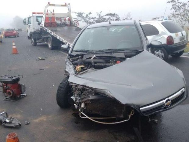 Carros bateram de frente na SP-294, em Tupã (Foto: João Trentini/Rádio Tupã)