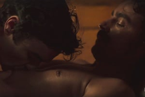 André beija o corpo de Tolentino (Foto: Reprodução/TV Globo)