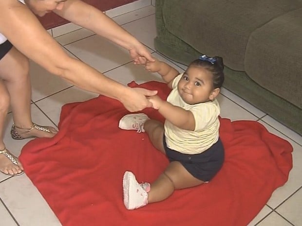 Por causa do peso, a criança tem dificuldade de locomoção (Foto: Reprodução / TV TEM)