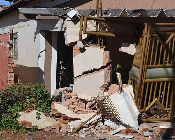 Muro e portão ficaram destruídos (Foto: Diego Pereira/Mais Tupã/Divulgação)