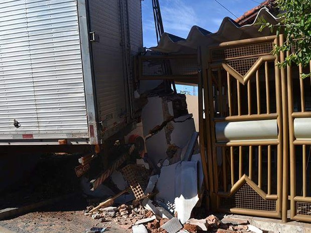 Caminhão desceu em marcha à ré e atingiu a casa (Foto: Diego Pereira/Mais Tupã/Divulgação)