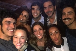 Elenco se reúne para ver capítulo de "Liberdade, Liberdade" (Foto: Reprodução/TV Globo)