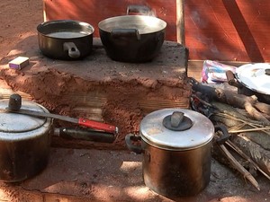 Fogão da 'casa' é à lenha (Foto: Reprodução / TV TEM)