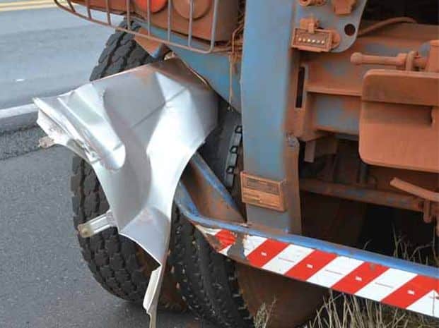 Carro tentava ultrapassagem quando bateu em caminhão (Foto: Manoel Moreno / I7)