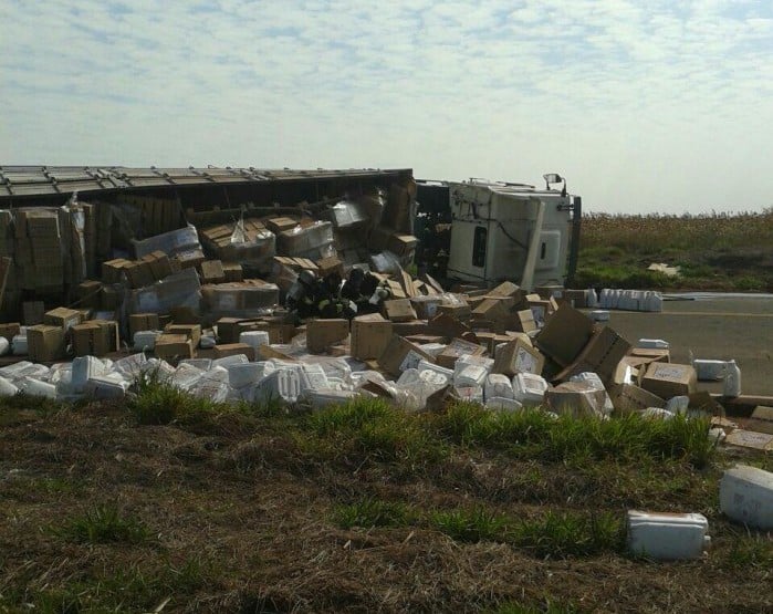 Motorista perde controle e caminhão com produtos químicos tomba entre Assis e Florínea (Foto: Sidney Fernandes)