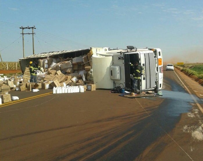 Motorista perde controle e caminhão com produtos químicos tomba entre Assis e Florínea (Foto: Sidney Fernandes)