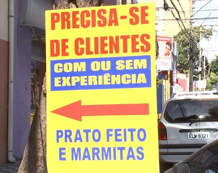 Placa chama atenção de clientes em Bauru (Foto: Reprodução / TV TEM)