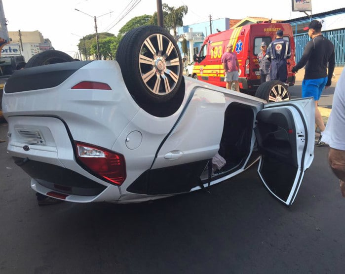 Acidente aconteceu na avenida Dom Antonio em Assis (Foto: Claudio Costa Photography)