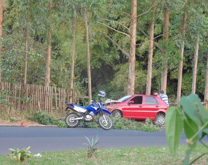 Motorista perde controle em curva e colide contra árvore no Parque Universitário (Foto: Diego Di Paula/AssisNews)