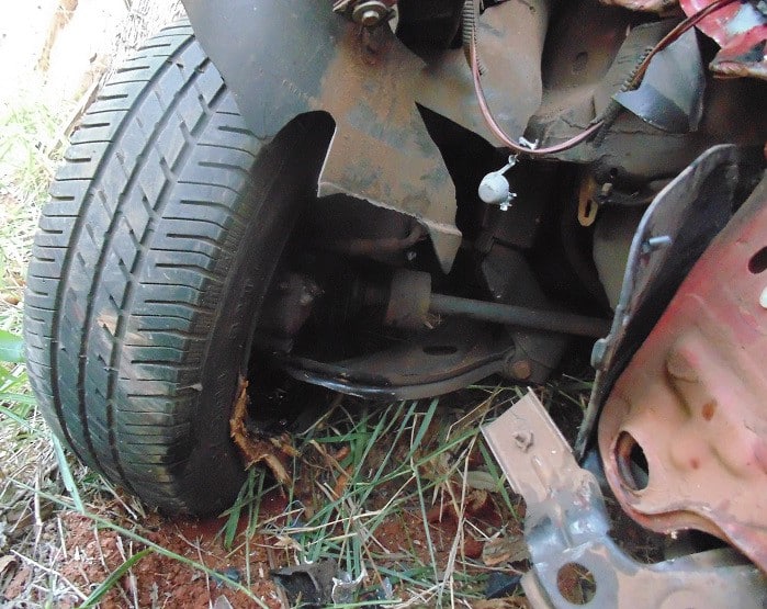 Motorista perde controle em curva e colide contra árvore no Parque Universitário (Foto: Diego Di Paula/AssisNews)