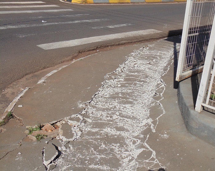 Calçada ficou danificada (Foto: Diego Di Paula/AssisNews)