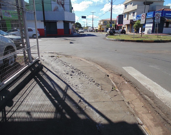 Calçada danificada atrapalha pedestre passar pelo local (Foto: Diego Di Paula/AssisNews)