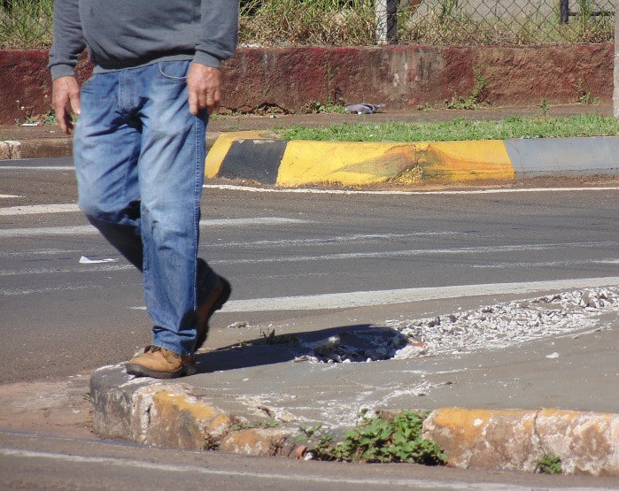 Calçada danificada atrapalha pedestre passar pelo local (Foto: Diego Di Paula/AssisNews)