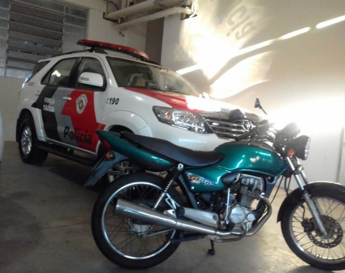 Moto foi encontrada na casa da adolescente (Foto: Força Tática da Polícia Militar/Divulgação)
