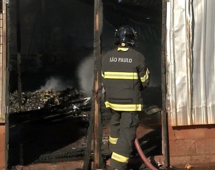 Bombeiros trabalharam para conter as chamas (Foto: Reprodução / TV TEM)