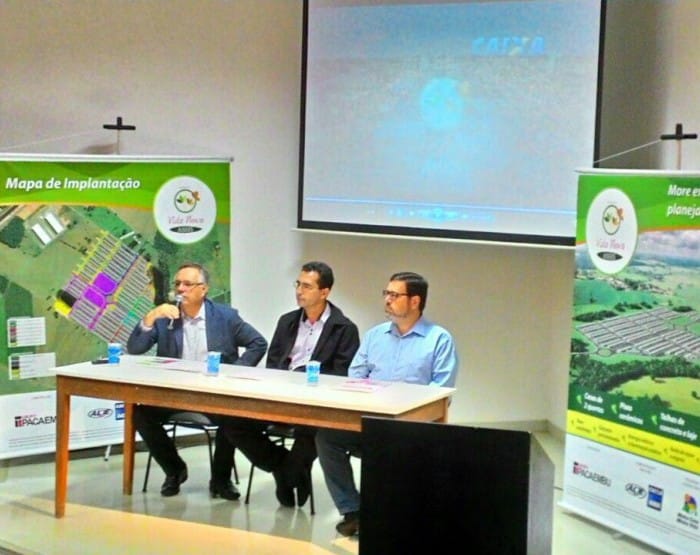 Wilson Almeida Jr, vice-presidente Comercial do Grupo Pacaembu; Fernando Spinosa Mossini, secretário Municipal de Governo e Administração; e Claudio Marinho Gomes, gerente Regional da Construção Civil da CEF (Foto: Marcos Diniz)