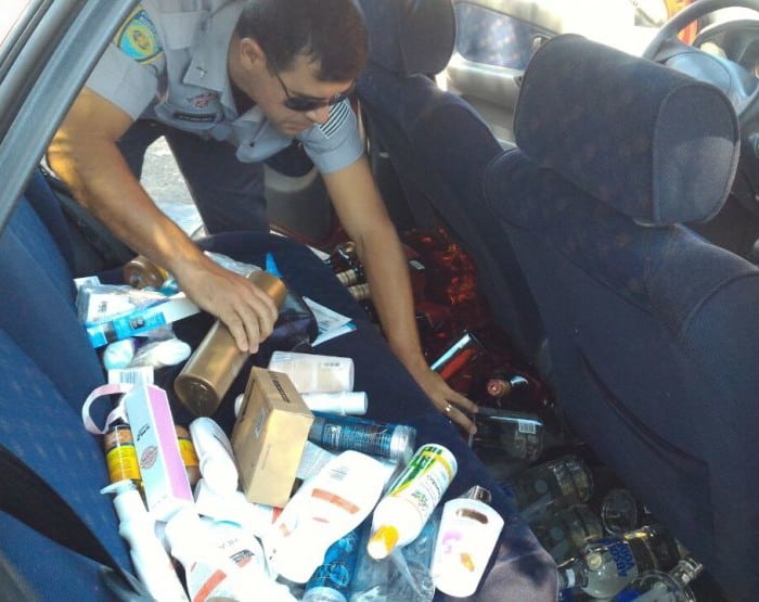 Aparelhos eletrônicos, cosméticos e bebidas alcoólicas foram apreendidos (Foto: Polícia Rodoviária/Divulgação)