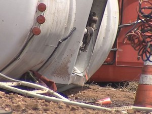 Parte da carga vazou (Foto: Reprodução / TV TEM)