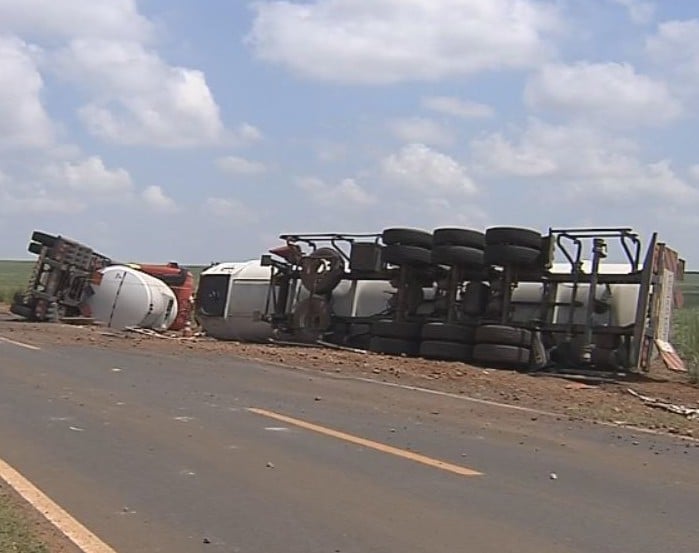 Carreta tombou em vicinal de Paraguaçu Paulista (Foto: Reprodução / TV TEM)