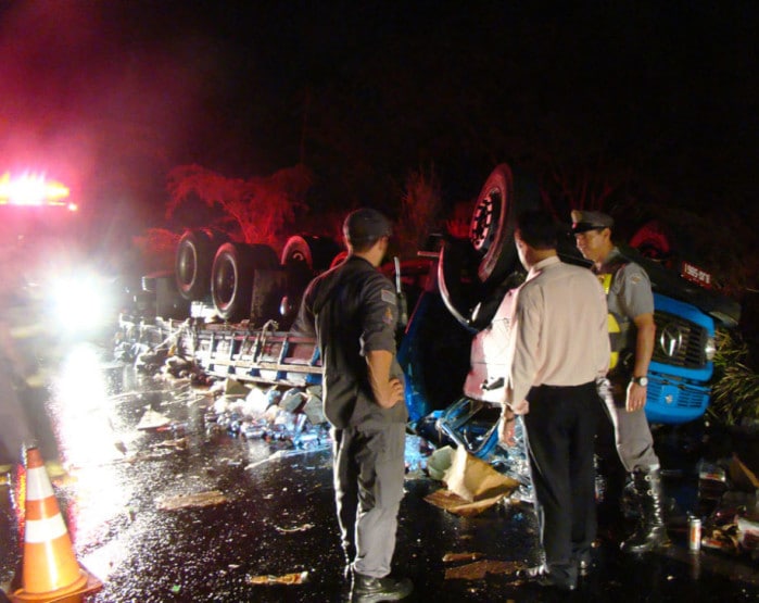 Caminhão carregado de bebidas tombou em rodovia (Foto: Gabriel Tedde/Marília Notícia/Divulgação)