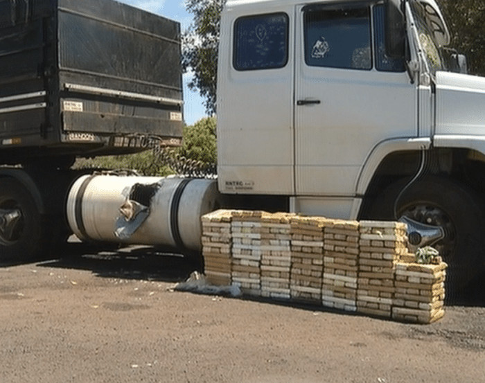 Droga estava dentro do tanque de combustível (Foto: Reprodução/TV TEM)