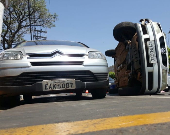 Carro ficou tombado por quase três horas e complicou o trânsito (Foto: Romeu Neto/ TV TEM)