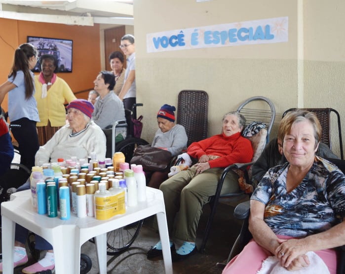 Ame Assis comemora Dia do Idoso doando carinho em Abrigo