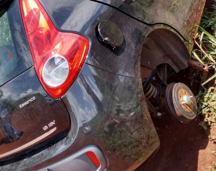 As quatro rodas do veículo foram levadas (Foto: Arquivo Pessoal/Divulgação)