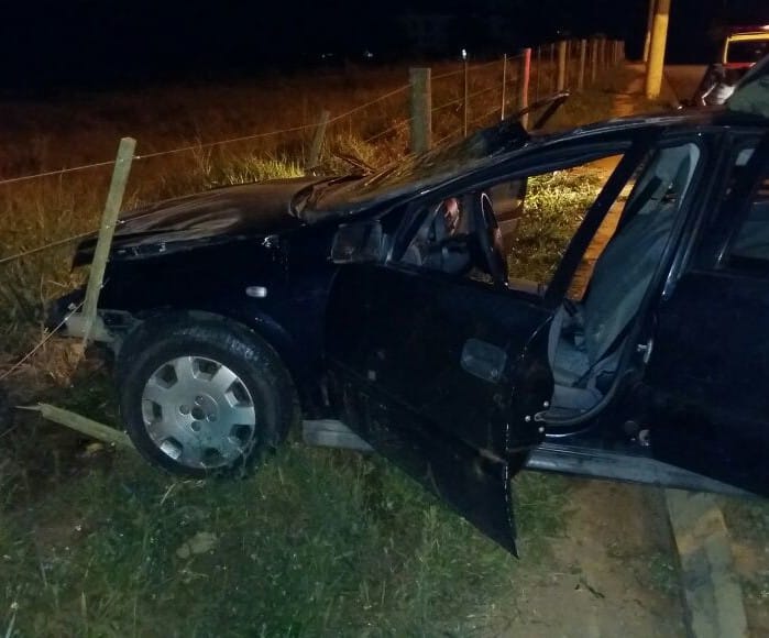 Carro parou quando atingiu cerca em Marília (Foto: Visão Notícias/Divulgação)