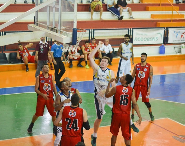 São José e Assis se enfrentaram nesta terça, no ginásio Alberto Cecconi (Foto: Arthur Marega Filho/São José Desportivo)