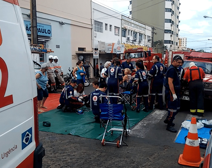 Moradores foram socorridos (Foto: Alan Schneider/TV TEM)