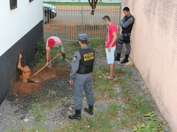 Suspeito de estupro tentou fugir e ficou entalado em buraco de vaso sanitário em cela de delegacia (Foto: Donizete Pontes/ Ubiratã 24 horas)
