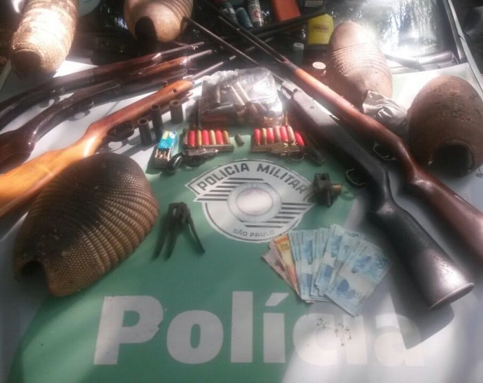 Armas e cascos de tatu foram apreendidos (Foto: Polícia Militar Ambiental/Divulgação)