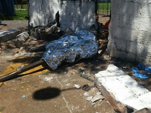 Após arrastar a moto, mulher bateu o carro em um muro (Foto: Grissia Bueno/TV Fronteira)