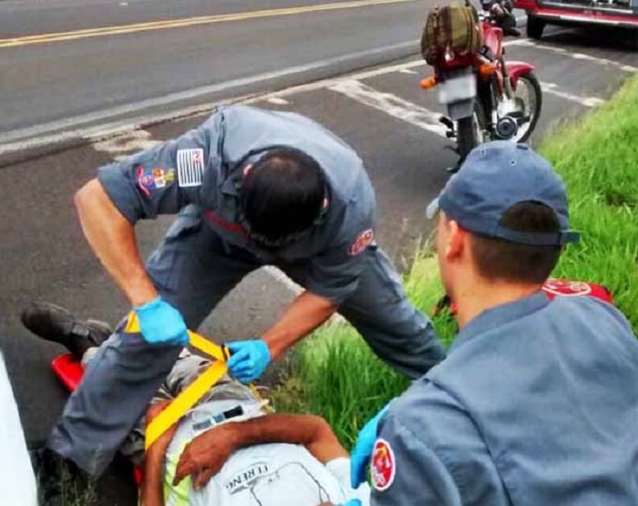 Socorrido, o motociclista foi levado ao pronto-socorro de Paraguaçu Paulista (Foto: i7 Notícias)