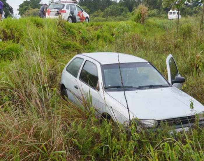 A motorista perdeu o controle da direção e saiu da pista (Foto: i7 Notícias)