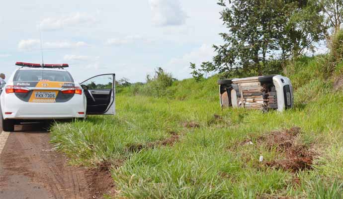 Os três ocupantes do carro ficaram levemente feridos (Foto: Reprodução/i7Notícias)