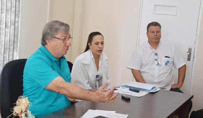 O provedor da Santa Casa, Osmir Zancanaro, e a enfermeira chefe do hospital, Lucilene Toneli, explicaram toda a situação (Foto: Manoel Moreno)