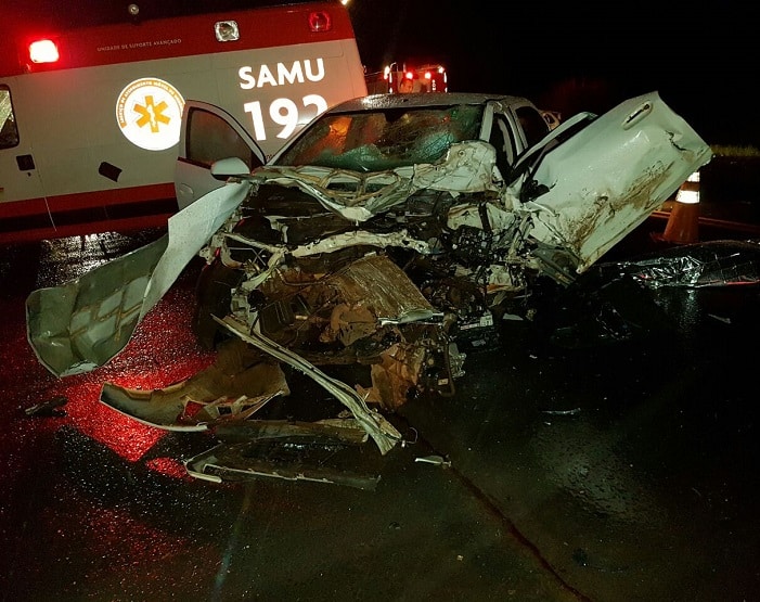 Carros bateram de frente em rodovia de Assis (Foto: Corpo de Bombeiros/Divulgação)
