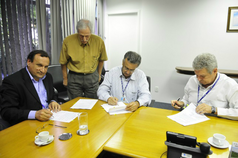 Prefeito Jairo da Costa e Silva, assessor da Sabesp Plínio Montoro Filho, Diretor de Sistemas Regionais da Sabesp Luiz Paulo de Almeida Neto e o presidente da Sabesp Jerson Kelman (Foto: Divulgação)