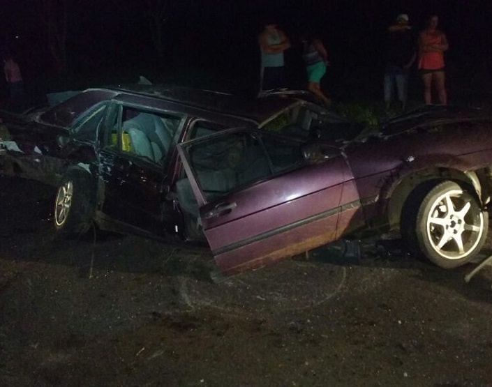 Três carros se envolveram em acidente (Foto: Polícia Rodoviária/Divulgação)