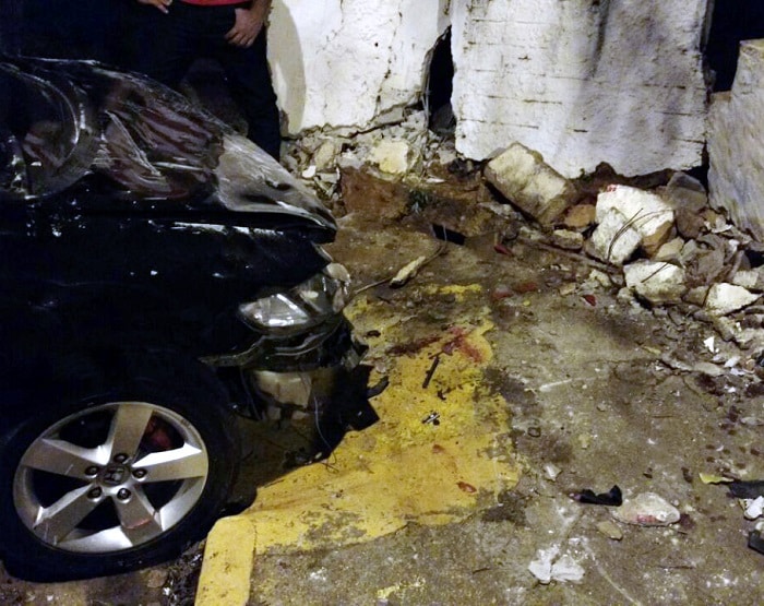 Carro só parou após bater em um muro (Foto: Dimas Gonçalves Xavier Junior )