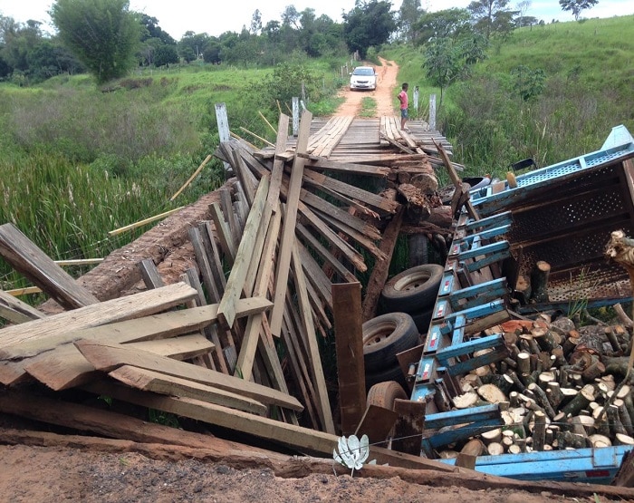 Ponde cedeu e caminhão caiu em córrego (Foto: Giovanni Dal Ponte /TEM Você)