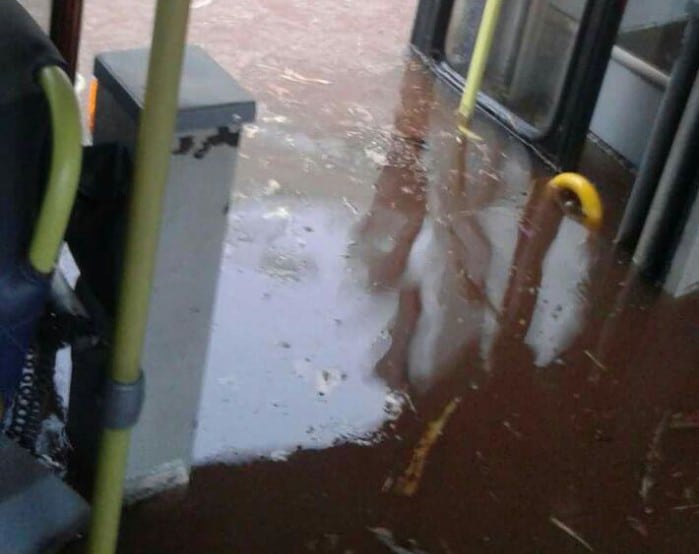 Coletivo ficou alagado com a chuva (Foto: Divulgação/Whatsapp)