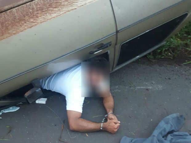 Suspeito preso às ferragens foi algemado (Foto: Polícia Militar/Divulgação)